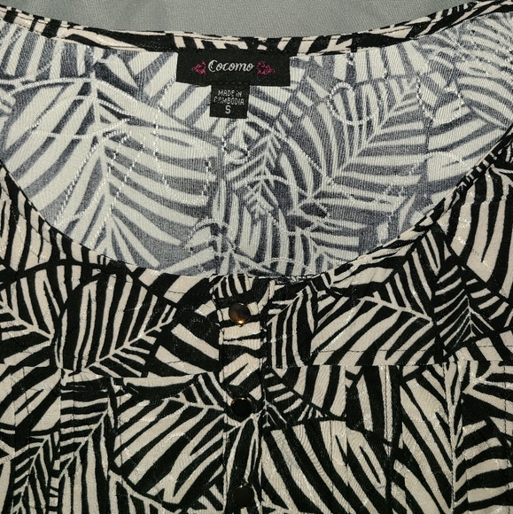 🌻 Donating Soon 🌻 | Black and white women's blouse size small - Picture 2 of 8